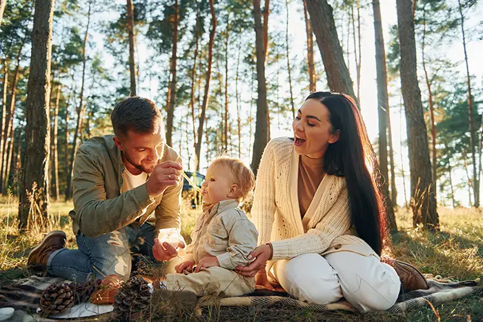 Famille en forêt