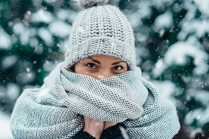 Femme dehors hiver