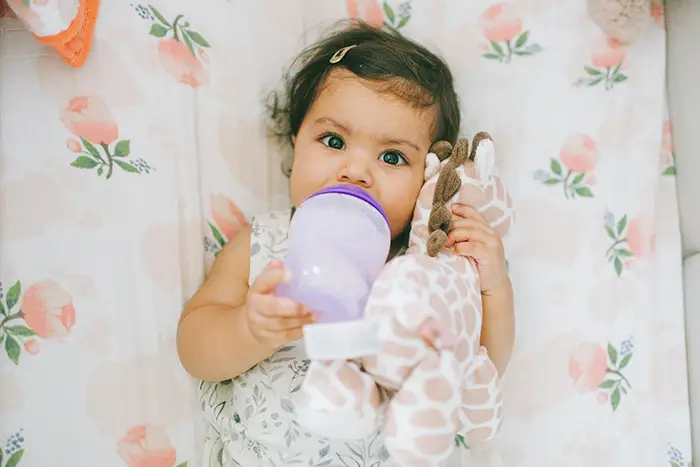 bébé buvant un biberon
